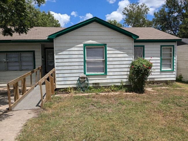 Foto del edificio - 3 Bed 1 Bath with fenced yard, laundry room, and new HVAC