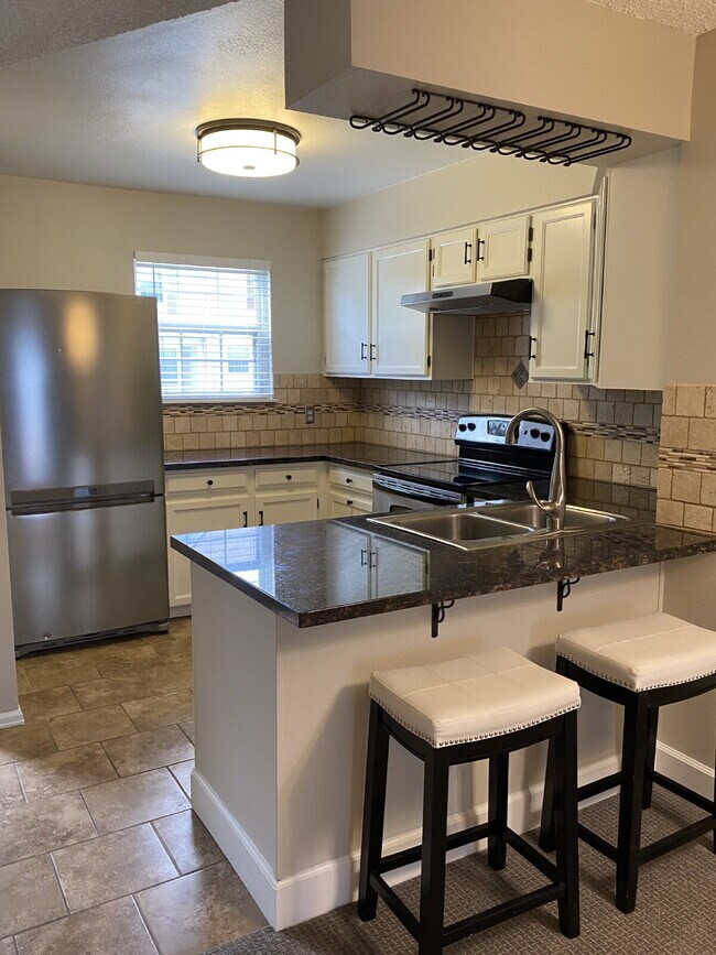 Building Photo - PENDING APPLICATION. **Move in Specials, $$ off rent!* *Beautifully remodeled townhome near Cherr...