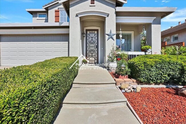 Foto del edificio - Wonderful Elk Grove 4bd/3ba Home with 3 Ca...