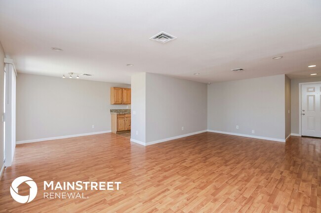 Building Photo - 2114 N Comanche Dr