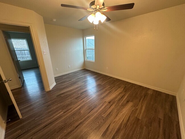 Foto del edificio - AVAILABLE Now! *MORE PHOTOS COMING SOON*