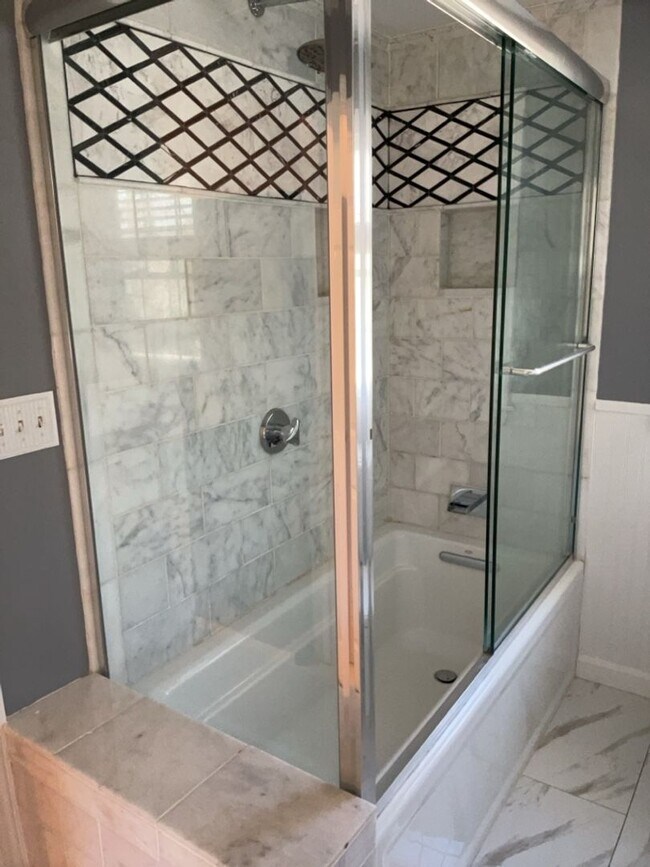 Foto del edificio - Large 2nd Floor Studio in Quiet Sandwich (Forestdale) Neighborhood