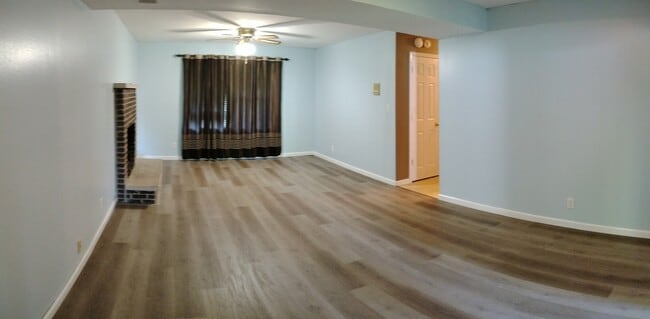 Sala de estar/familiar en la planta principal - 529 Strawberry Hill Rd