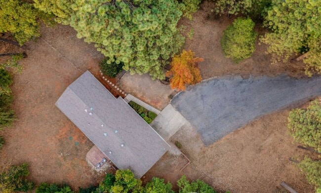 Building Photo - 3 Bedroom 1 Bathroom House Tucked in the T...