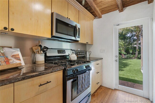 Building Photo - 631 NE 87th St