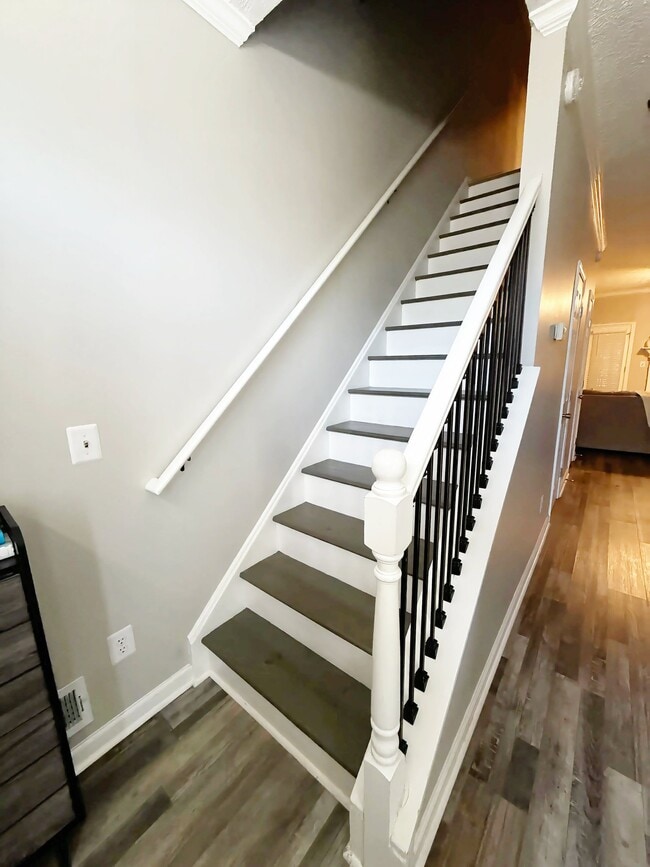 Building Photo - 4054 Elm St