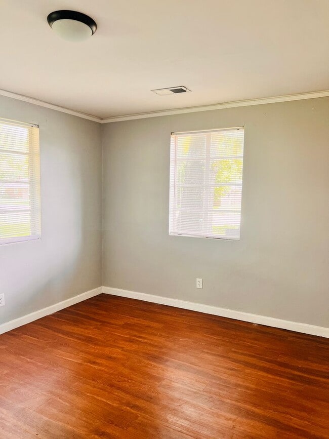Building Photo - 2 Bedroom, 1 Bath in West Columbia