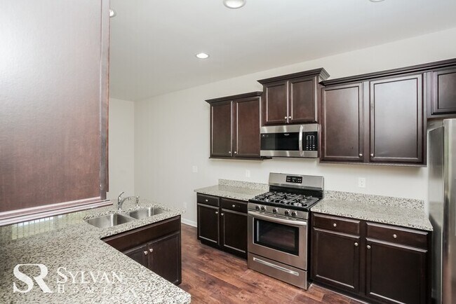 Building Photo - Gorgeous 5BR 3BA Home for You