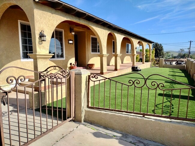 Building Photo - 909 Galopago St