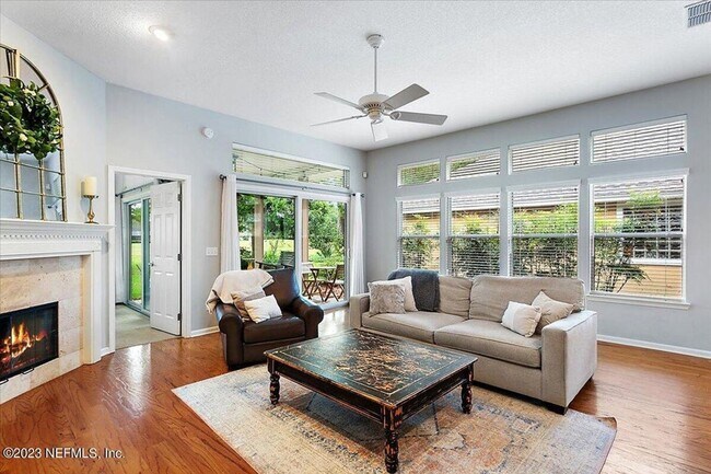 Building Photo - Beautiful home with golf course views in l...