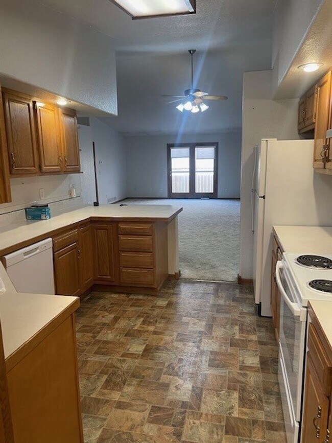 Foto del edificio - Spacious 3 Bed 3 Bath Townhome with Finished Basement & 2-Car Garage