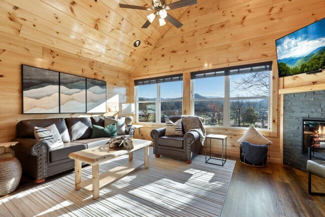 Building Photo - 3936 Valley View Dr
