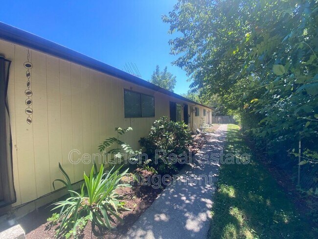 Building Photo - 160 Manbrin DR NE