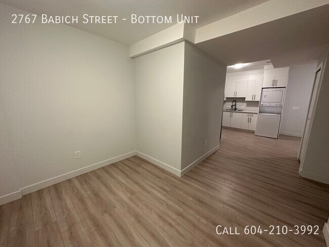 Photo du bâtiment - Renovated Unit in a Fourplex- Pet Friendly!