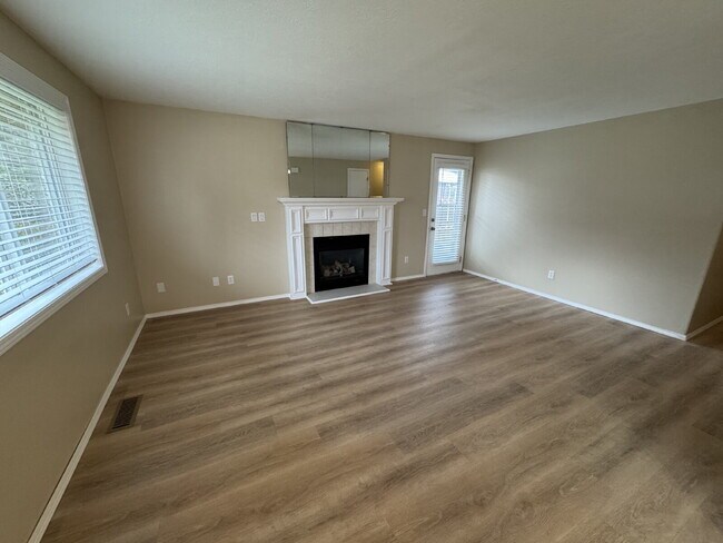 Building Photo - 3 Bedroom / 2 Bathroom Duplex Unit