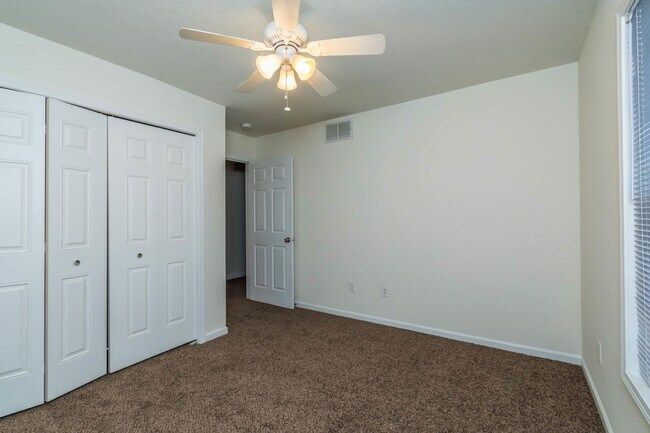 Foto del edificio - 206 E 20th St