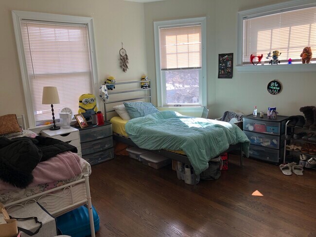 Building Photo - 34 Circuit St