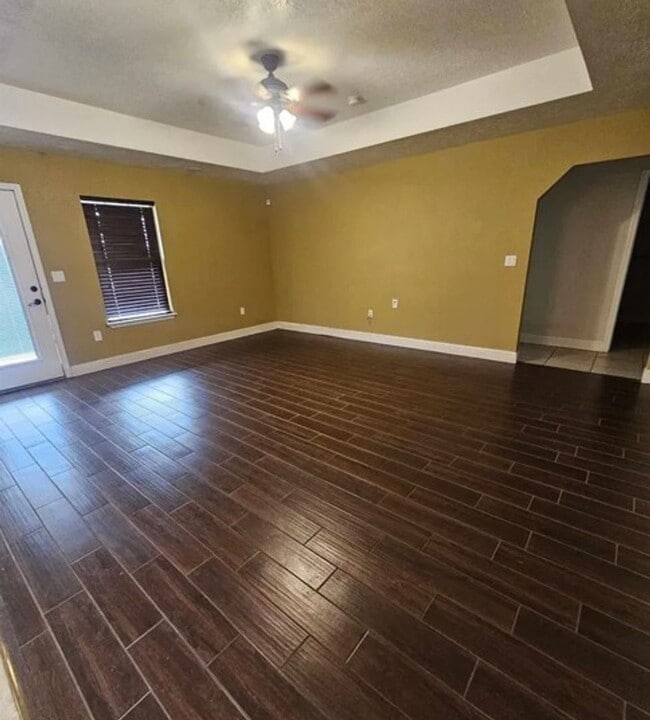 Building Photo - Lovely 4 bed, 2 bath, Pet Friendly Home