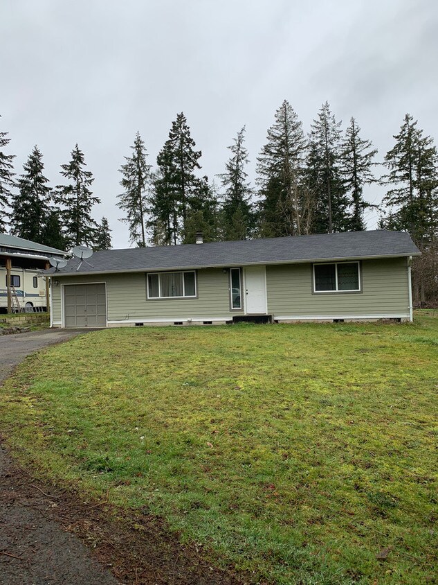 Beautiful 2 bedroom 1 3/4 bath Rambler House Rental in Roy, WA