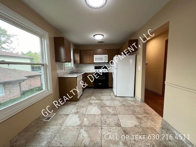 Building Photo - ***PARKVIEW SUBDIVISION / 3 BDRM-2 BTH / I...
