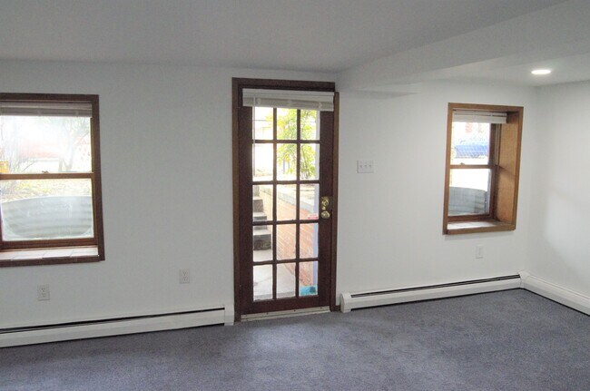 Windows bring in plenty of light - 912 Independence Ave SE