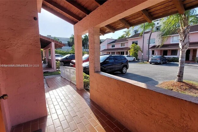 Foto del edificio - 8037 Lake Dr