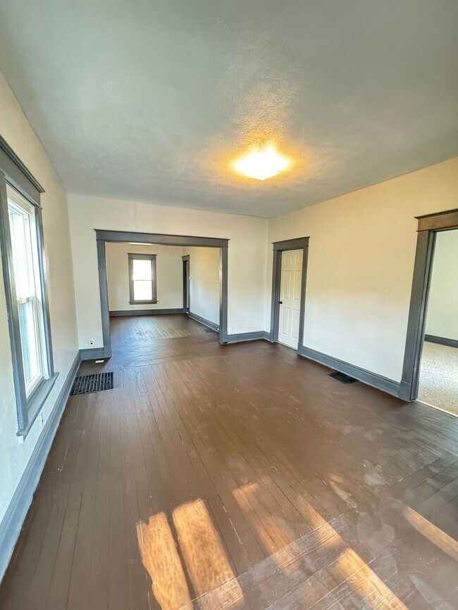 Building Photo - ** Move-in Special**  2 Bedroom, 1 Bath Ho...
