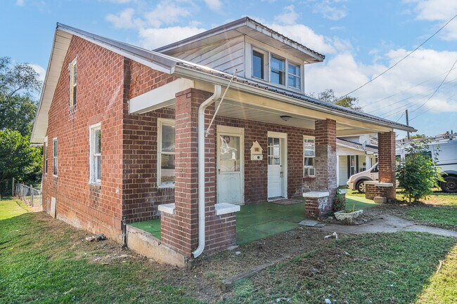 Building Photo - 120 E Oak St