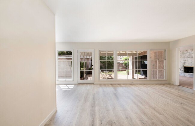 Foto del edificio - South of Conant 3 Bedroom, 2 Bathroom Home