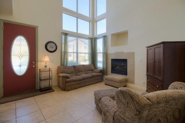 Foto del edificio - 1504 E Helen Way