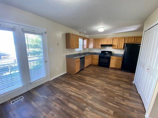 Building Photo - Gorgeous 3 Bedroom Townhome!