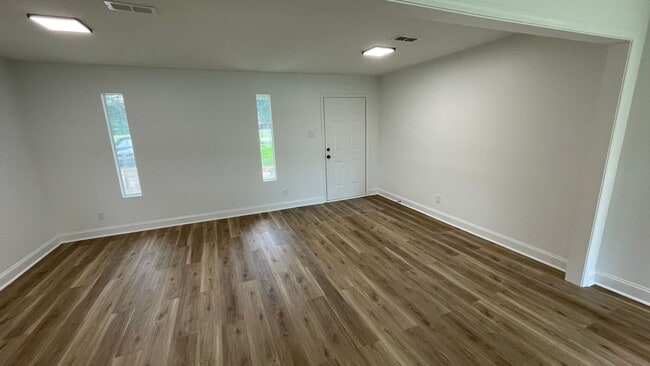 Building Photo - 3 Bedroom • 2 Bath • $1,450/mo