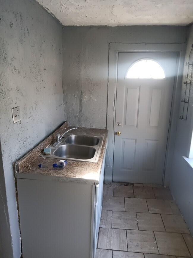 Building Photo - 6908 Kedron St