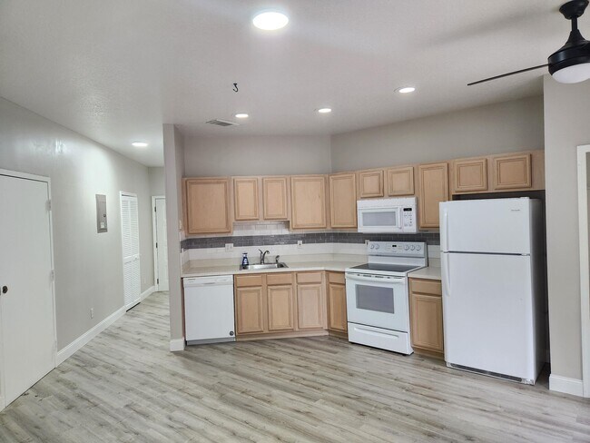 Building Photo - 9850 Perfect Dr