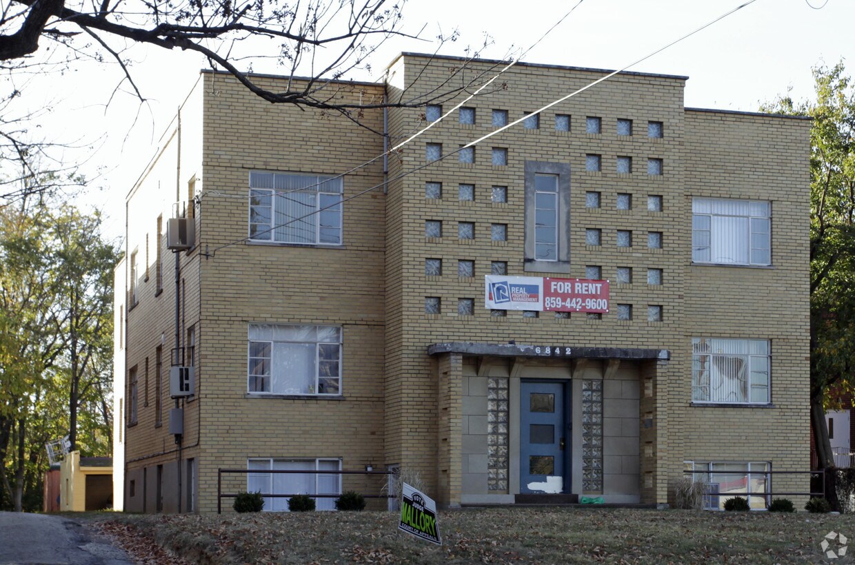 Primary Photo - 6842 Montgomery Rd
