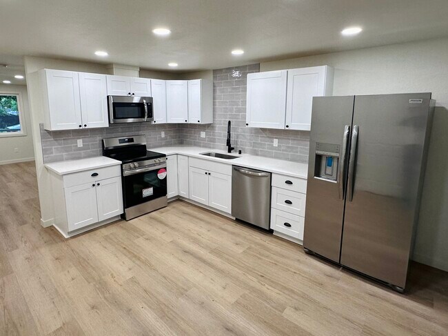 Cocina totalmente renovada con electrodomésticos nuevos (nevera, cocina, lavavajillas, microondas). - 1014 W 23rd St