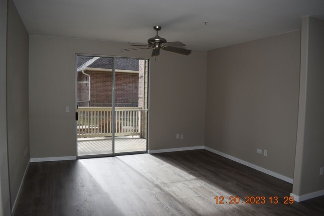 Foto del edificio - Beautiful 2 BR / 2 BA Condo with 1 car gar...