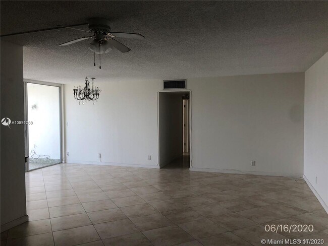 Foto del edificio - 940 NE 199th St