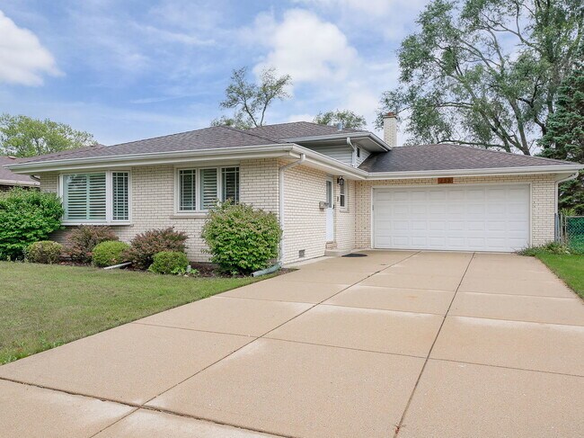 Building Photo - 258 Parkview Dr