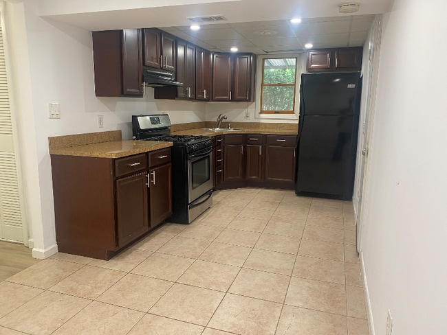Building Photo - 46 Pearsall Pl
