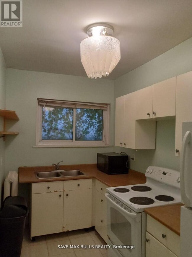 Building Photo - 285 King St W