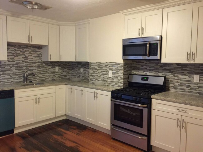 Building Photo - Spacious 2 Bed Right In East Boston