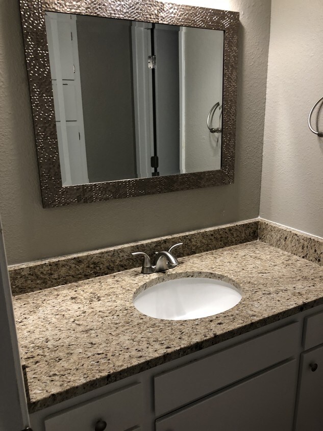 Baño - 104 N Linda Ln