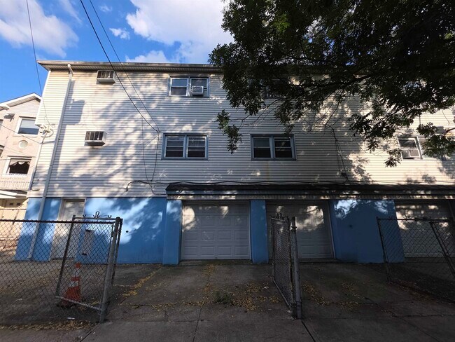 Building Photo - 246 Sip Ave