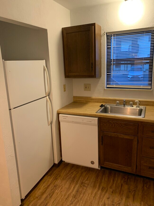 Building Photo - 402 N Hesperia St