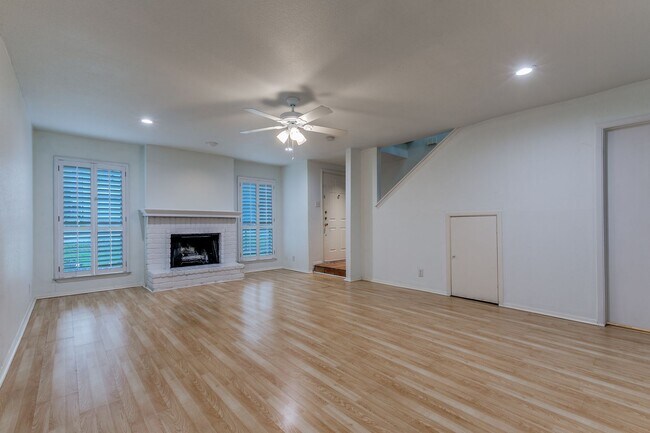 Building Photo - 2-BEDROOM TOWNHOME IN ALAMO HEIGHTS