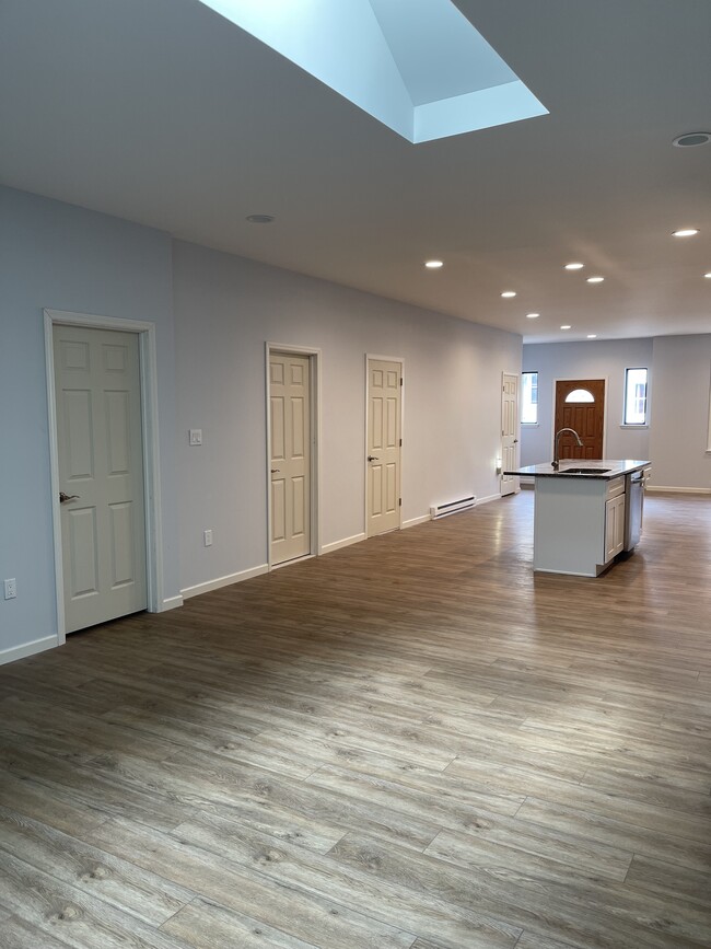 Building Photo - 204 2nd St