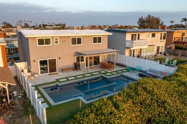 Building Photo - Costa Mesa, Panoramic Views, Pool - Fully ...