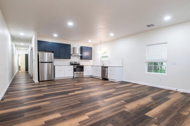 Building Photo - 315 S Green St