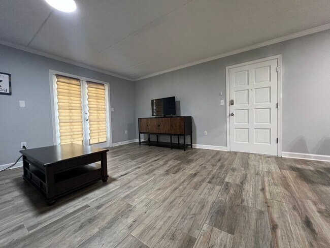 Foto del edificio - MOVE IN SPECIAL! Beautifully furnished 2/1...